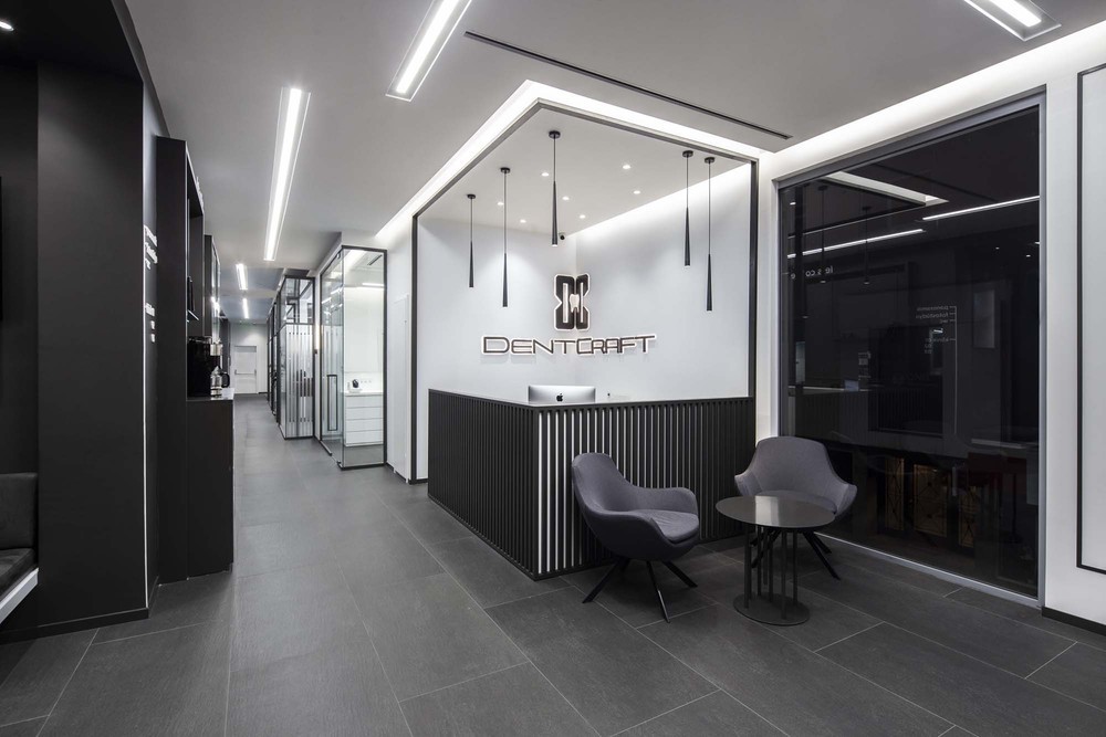 slasharchitects-dentcraft-polyclinic-04-banko-infodesk-tasarım-bekleme.jpg