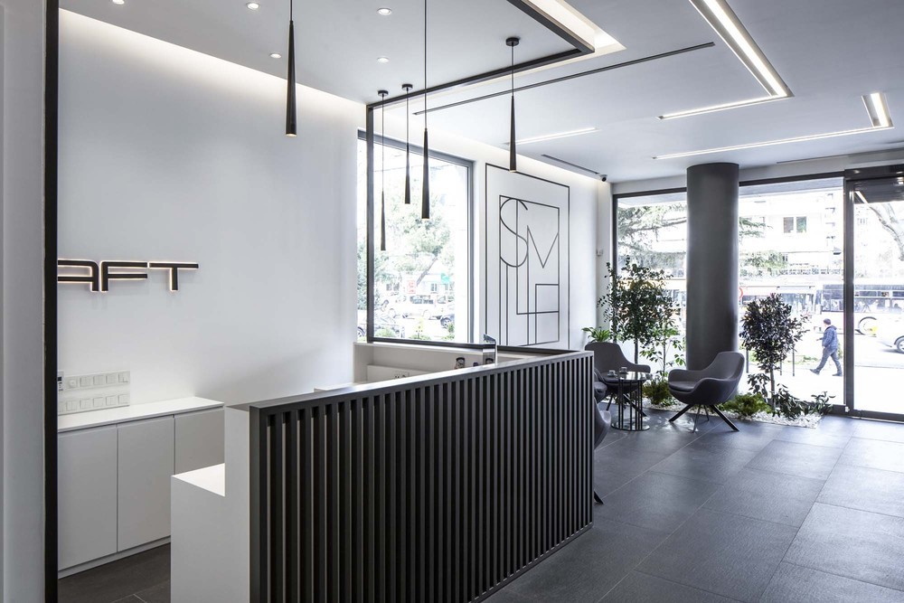 slasharchitects-dentcraft-polyclinic-07-minimal-reception-desk-design-black-and-white-interior.jpg