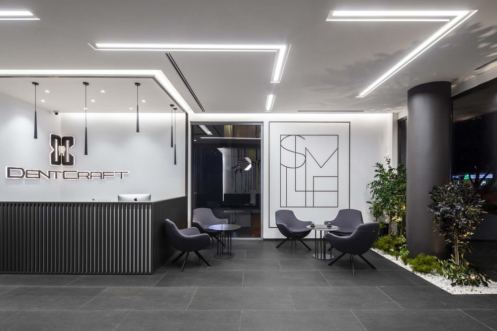 slasharchitects-dentcraft-polyclinic-09-green-lounge-cosy-interior-design-minimal-ceiling-lighting.jpg