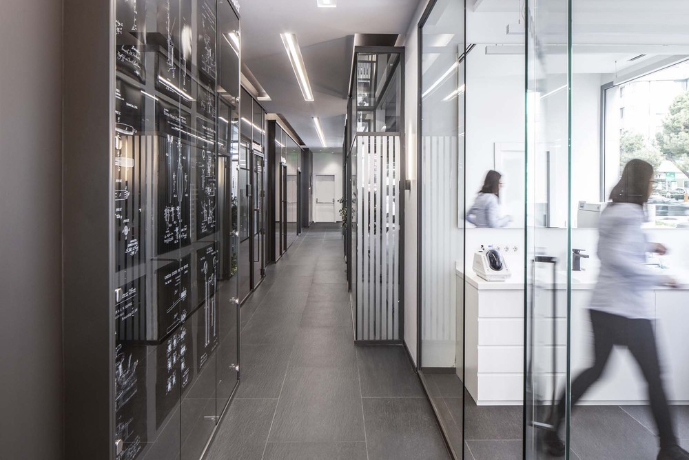 slasharchitects-dentcraft-polyclinic-11-glass-facades-graphic-wall.jpg
