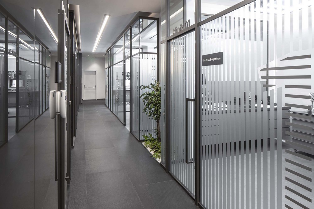 slasharchitects-dentcraft-polyclinic-12-koridor-tasarımı-black-glass-siyah-cam-cephe.jpg