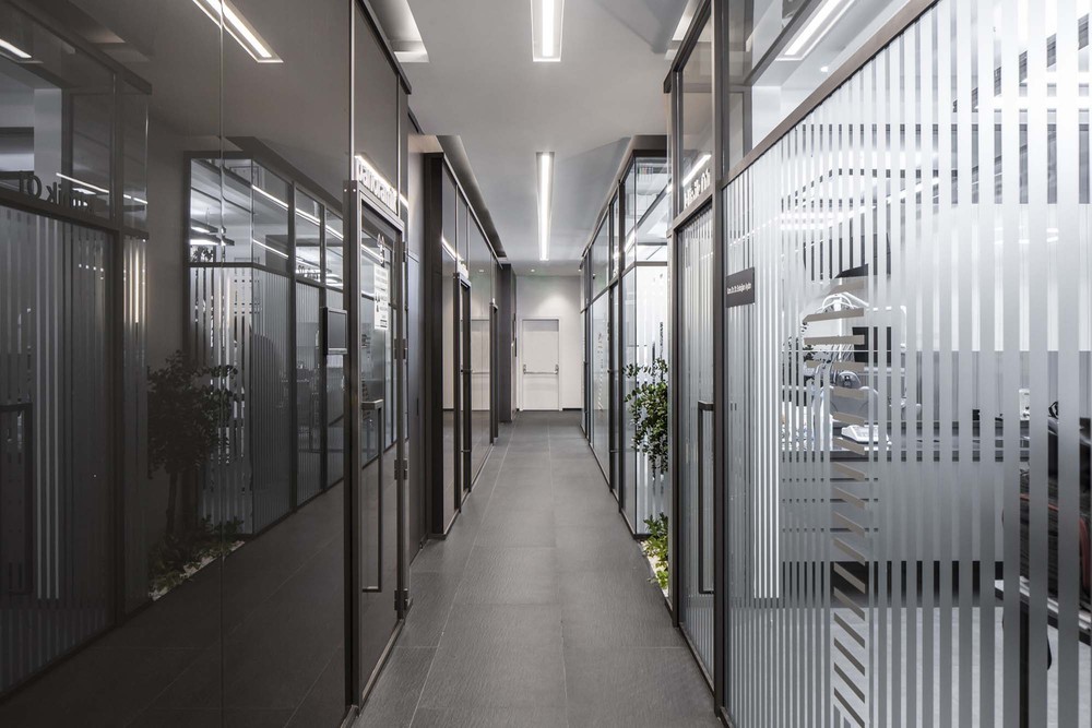 slasharchitects-dentcraft-polyclinic-13-minimal-corridor-design-glass-reflection-yansıma-inner-garden.jpg
