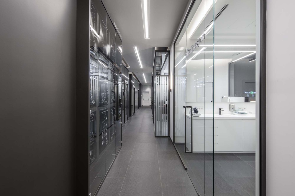 slasharchitects-dentcraft-polyclinic-14-minimal-interior-corridor-design.jpg