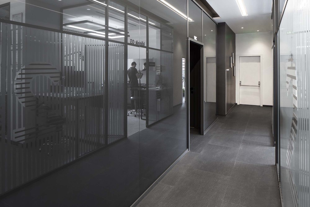 slasharchitects-dentcraft-polyclinic-19- minimal-corridor-design-glass-reflection-yansıma.jpg