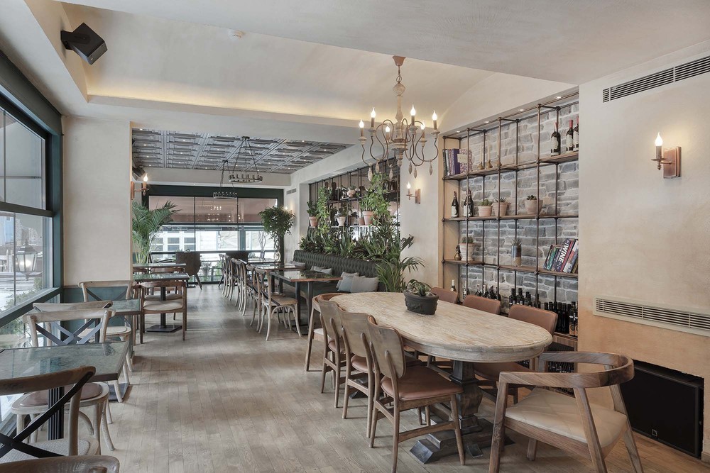 10-slasharchitects-milanogourmet- restaurant-library-green-wall-chandelier-italian-identity.jpg