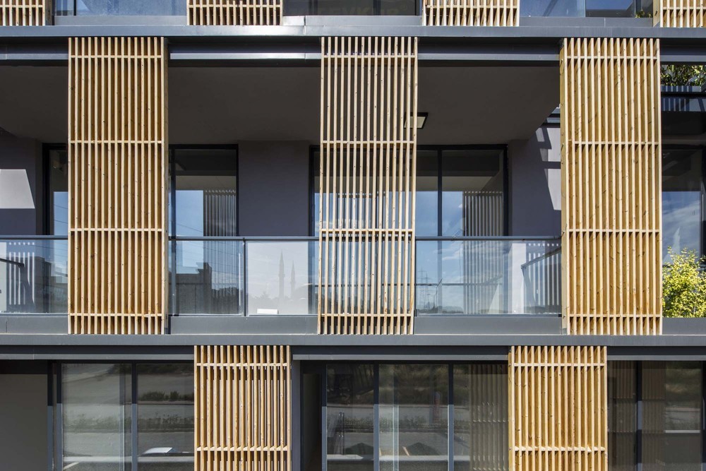 slasharchitects-perspective-offices-15-wood-seperator-transparent-facade-design.jpg