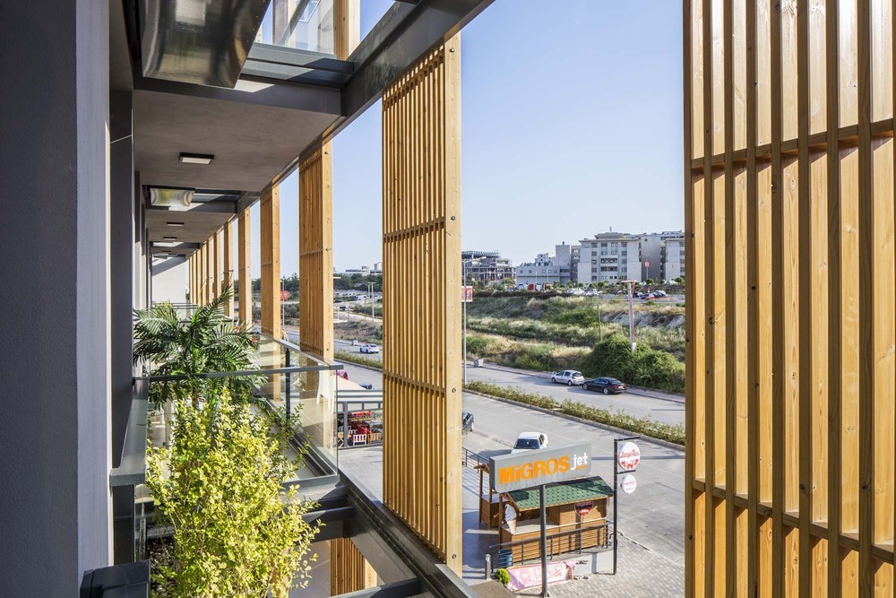 slasharchitects-perspective-offices-17-green-balcony-wood-panels.jpg