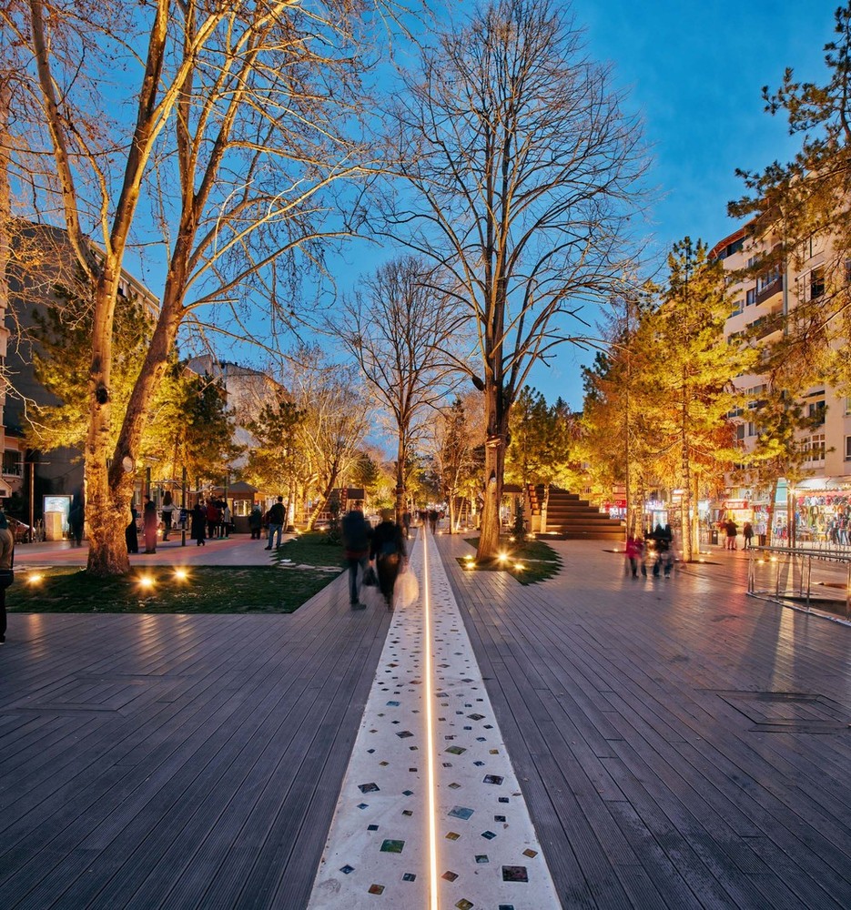12-HAMAMYOLU URBAN DECK-glass axis and led light beam.jpg