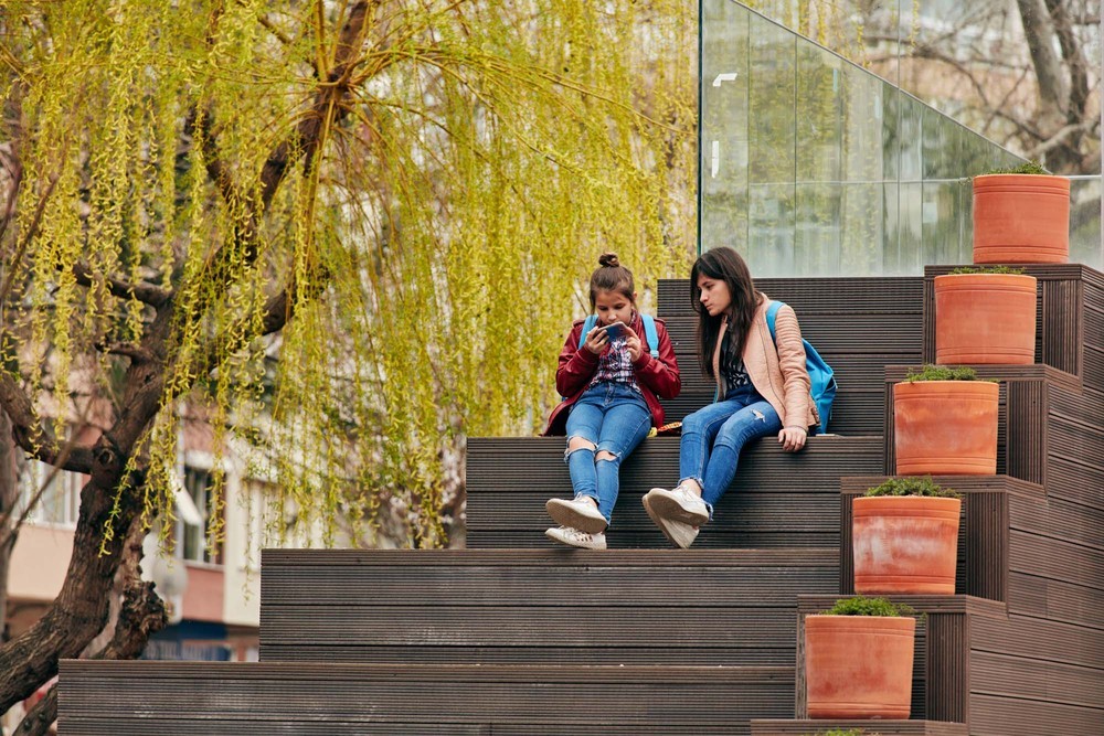 21-HAMAMYOLU URBAN DECK-girls chatting on the amphi-roof of the café.jpg