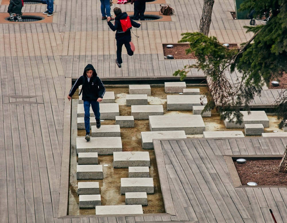 28-HAMAMYOLU URBAN DECK-young people crossing the stone pool by ricocheting.jpg
