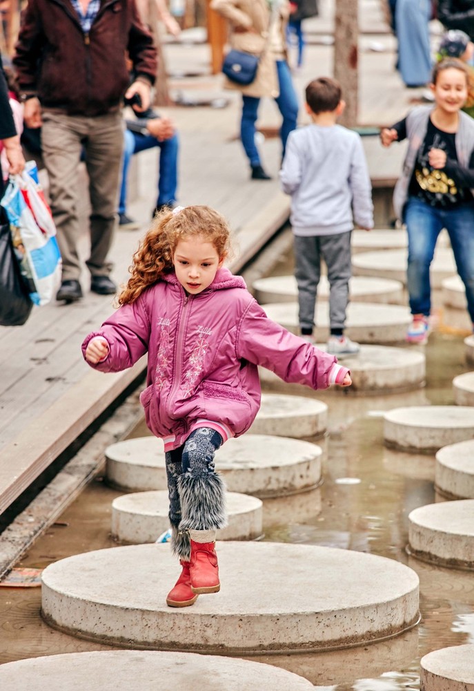 29-HAMAMYOLU URBAN DECK-children enjoying pool with circular stones.jpg