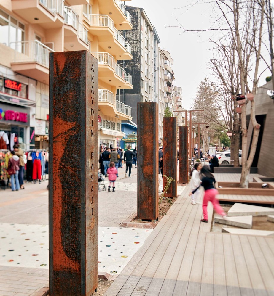 37-HAMAMYOLU URBAN DECK-corten totems signaling passage entrances.jpg