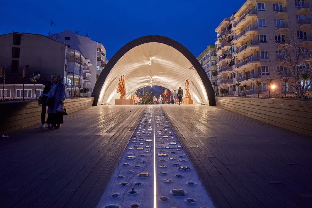 49-HAMAMYOLU URBAN DECK-light beam glass axis inclining towards the museum.jpg