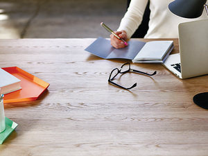 02PI_CO_EM_roomset_desk_H3309_ST28_01a.jpg