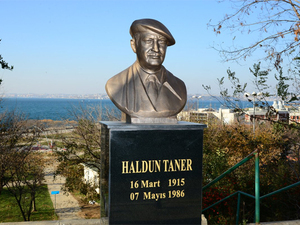 haldun-taner-bust.jpg