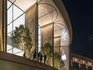apple dubai mall 3.jpg