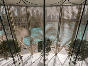 apple dubai mall 5.jpg