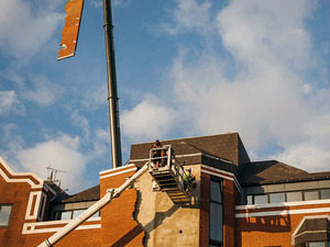 alex-chinneck-six-pins-half-dozen-needles-designboom-012730.jpg
