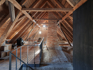 lenka-mikova-reconstructed-barn-designboom-13730.jpg