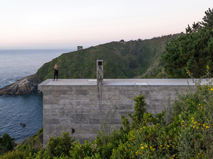loba-house-pezo-von-ellrichshausen-architecture-residential-chile-concrete_dezeen_hero-2730.jpg