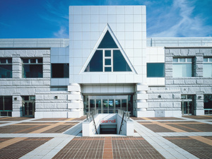 04,-Pediment,-Tsukuba-Center-Building-(1983),-Yasuhiro-ISHIMOTO-2.jpg