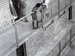 13-Balcony access houses-1930-Stiftung Bauhaus-Dessau-HannesMeyer.jpg