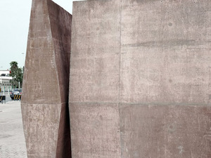 valerio-olgiati-pearling-path-entrance-muharraq-bahrain-designboom-04.jpg