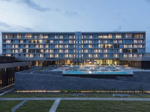 07 Avci Architects_Kintele_Hotel-Courtyard.jpg