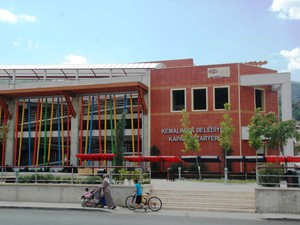 2. Kemalpaşa Pazar yeri avlusuna giriş.JPG