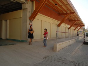 8. Kuzey cephesinde revaklı dükkanlar yolu.JPG