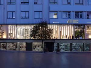 slasharchitects-bati-dental-policlinic-02-front-facade-night-lighting.jpg