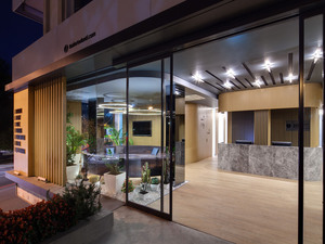 slasharchitects-bati-dental-policlinic-05-wood-facade-design.jpg