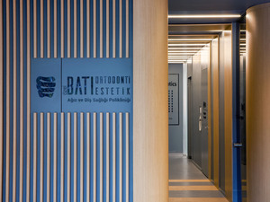 slasharchitects-bati-dental-policlinic-15-wood-graphic.jpg