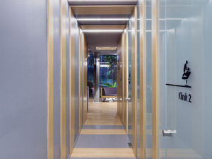 slasharchitects-bati-dental-policlinic-23-wood-glass-interior-ceiling-design.jpg