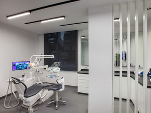 slasharchitects-bati-dental-policlinic-30-white-design-seperator-clinic room.jpg