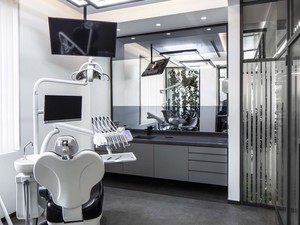 slasharchitects-dentcraft-polyclinic-21-klinik-oda-clinic-room-interior-mirror-design.jpg