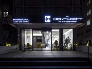 slasharchitects-dentcraft-polyclinic-27-clinic-facade-transparent-glass-night-photo-terrace.jpg