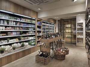 18-slasharchitects-milanogourmet-wine-presentation-wooden.jpg