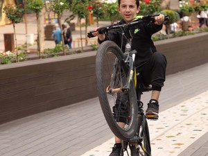 45-HAMAMYOLU URBAN DECK-young bicycle rider rearing up on the art bridge ramp.jpg
