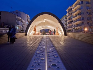 49-HAMAMYOLU URBAN DECK-light beam glass axis inclining towards the museum.jpg